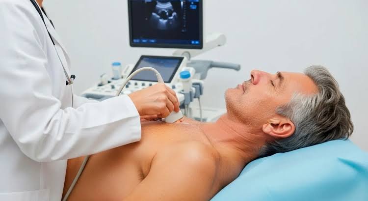 Profissional realizando ecocardiograma com Doppler, com o transdutor no peito de um paciente deitado diante do monitor do aparelho